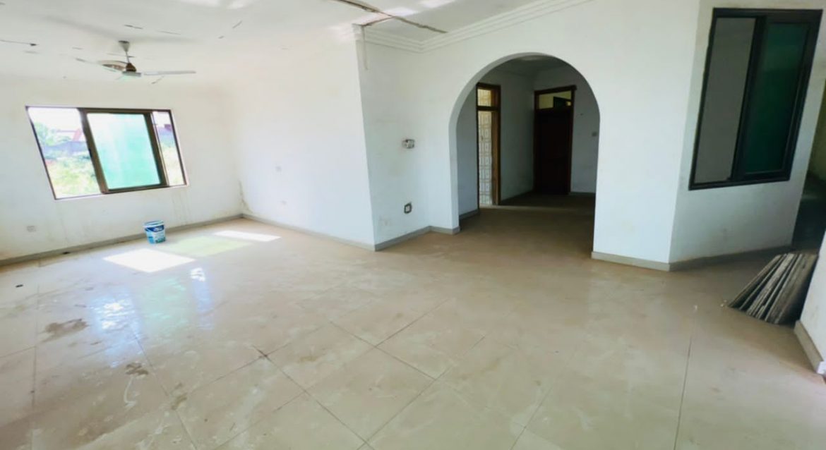 10 Bedroom House For Sale at Kwabenya Hills