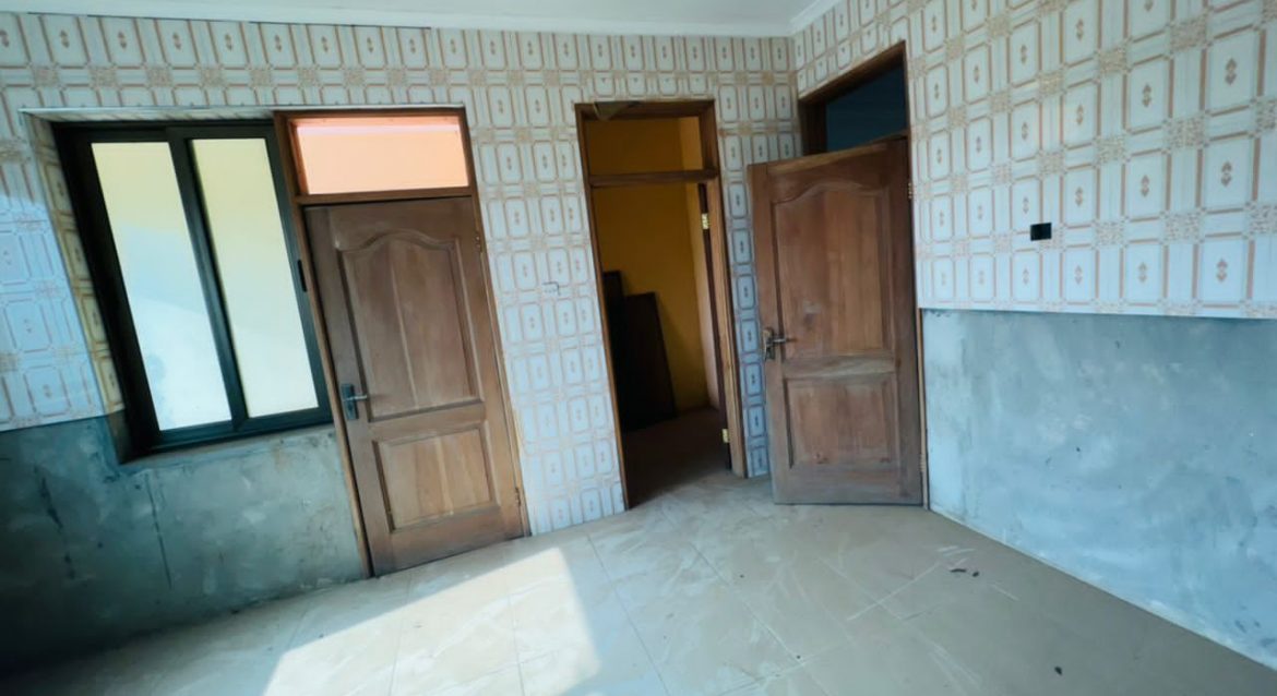 10 Bedroom House For Sale at Kwabenya Hills