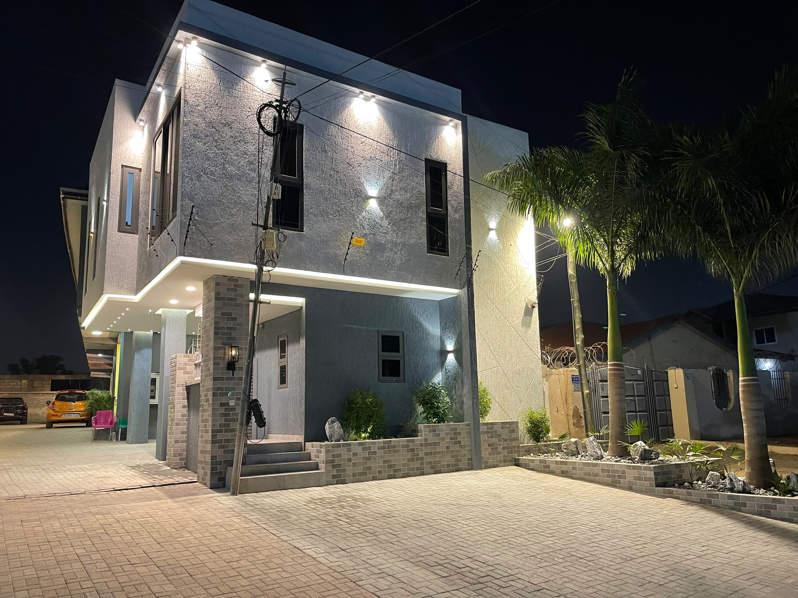 18 UNIT RESIDENTIAL APARTMENT